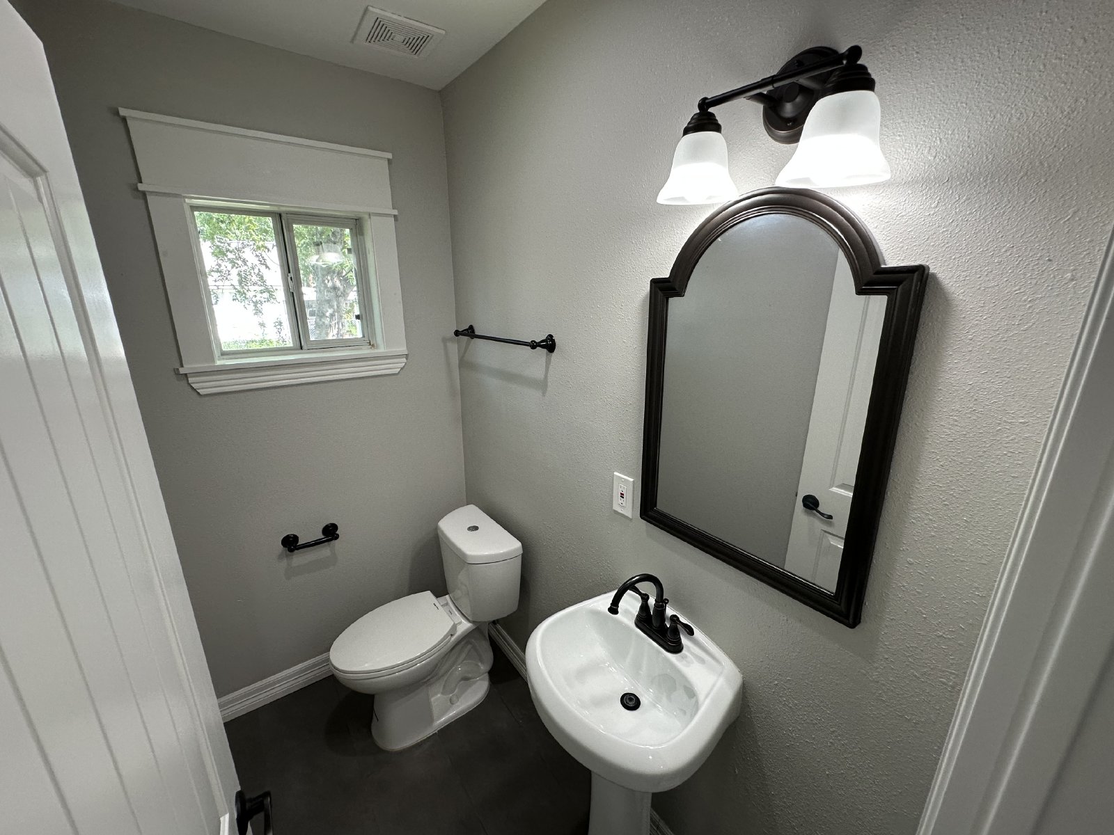 3 Bed Craftsman Bungalow for Rent in Houston TX 77009 – Brooke Smith property image