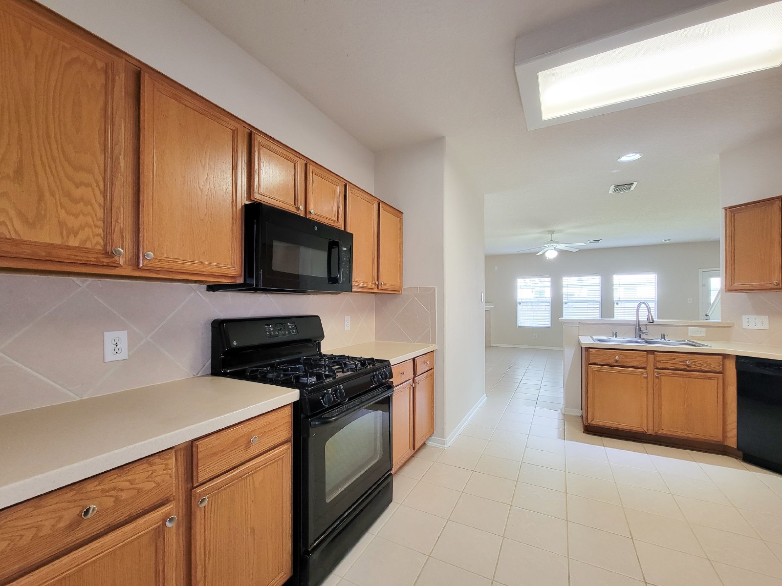 5 Bed Single-Family Home for Rent in Houston TX 77084 – Lake Ridge property image