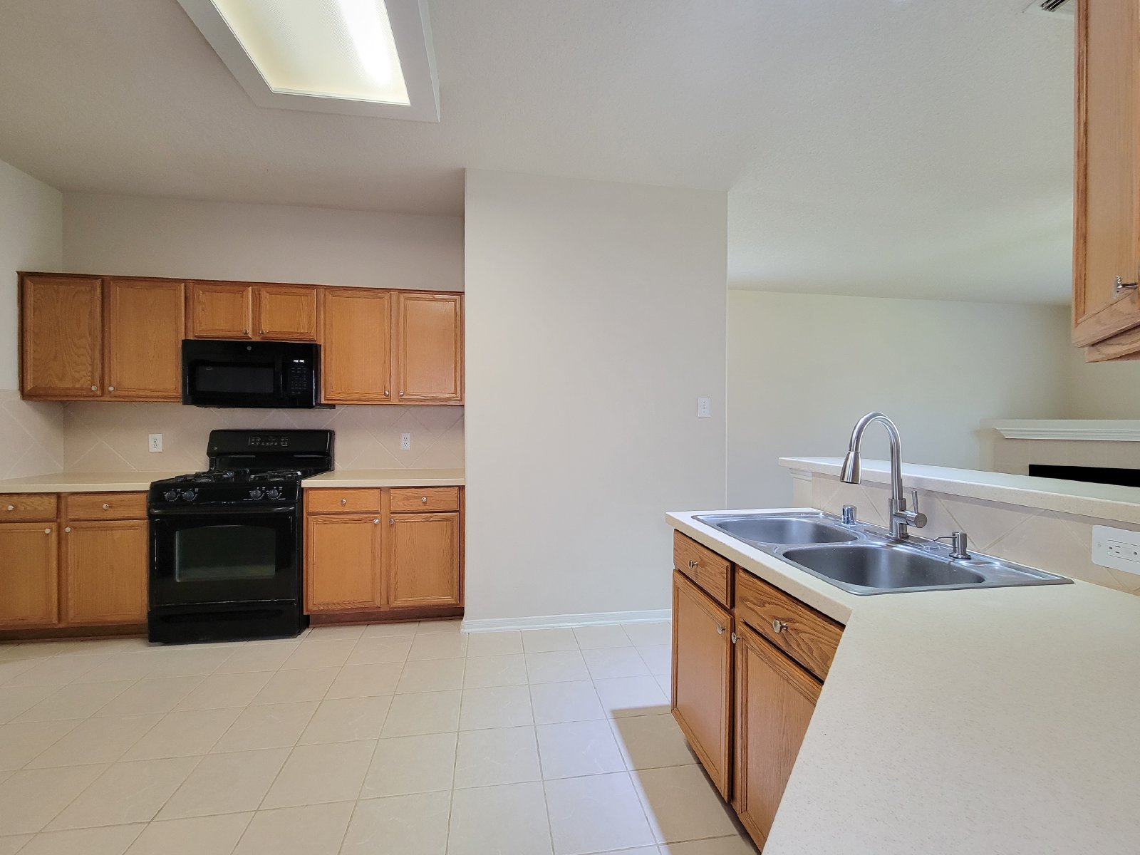 5 Bed Single-Family Home for Rent in Houston TX 77084 – Lake Ridge property image