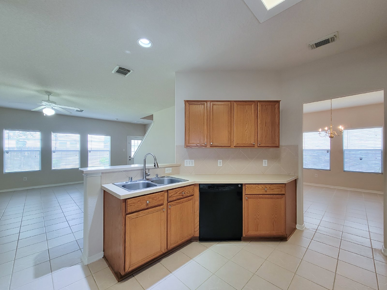 5 Bed Single-Family Home for Rent in Houston TX 77084 – Lake Ridge property image