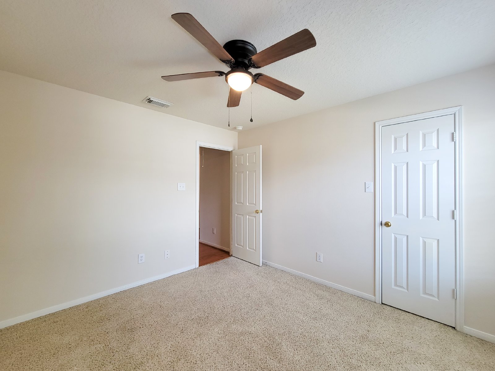 5 Bed Single-Family Home for Rent in Houston TX 77084 – Lake Ridge property image