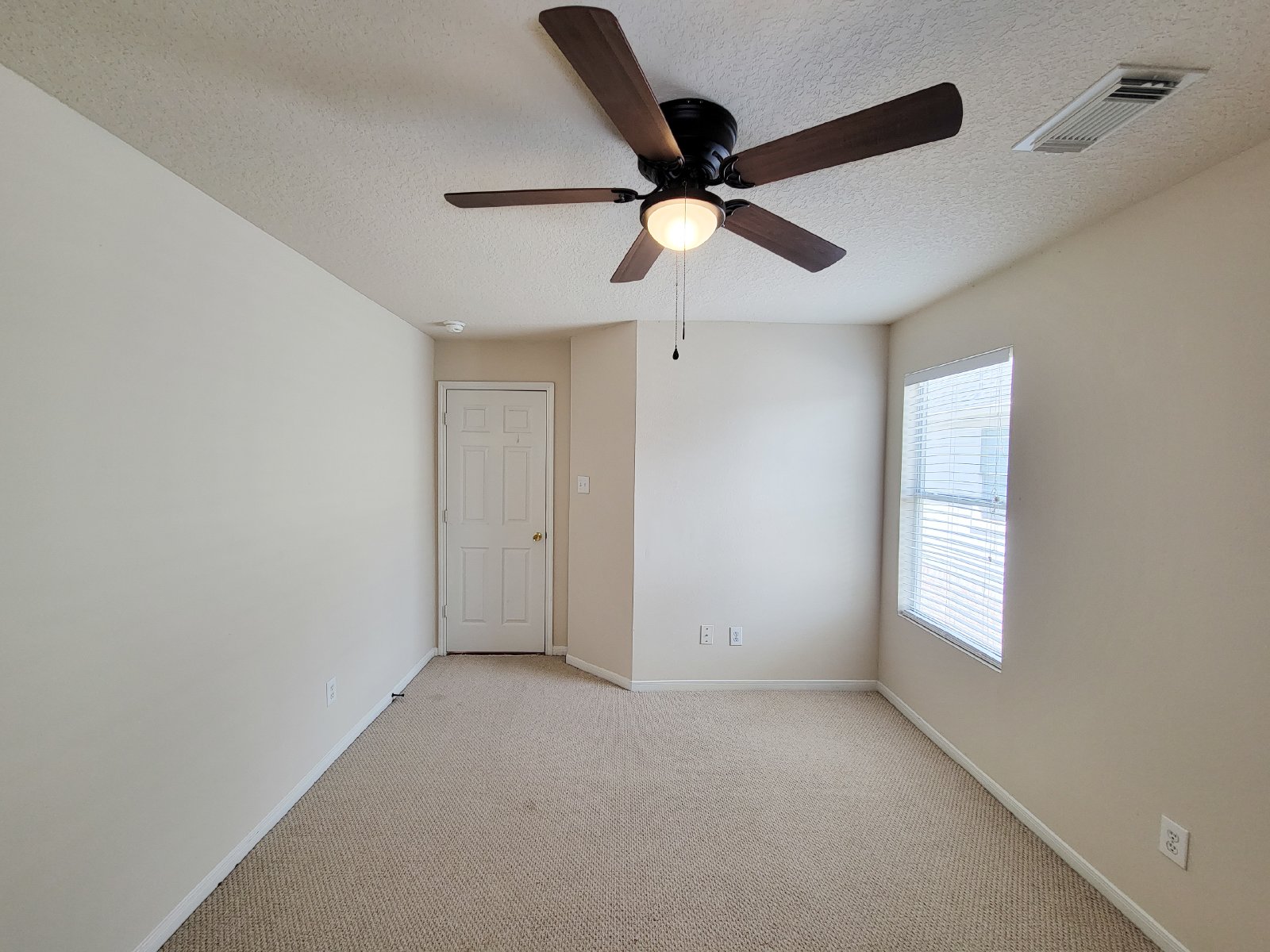 5 Bed Single-Family Home for Rent in Houston TX 77084 – Lake Ridge property image