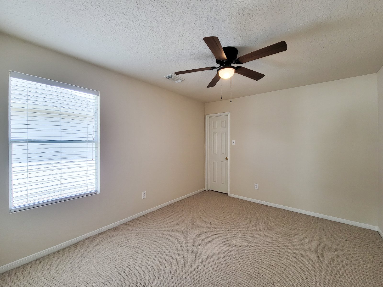 5 Bed Single-Family Home for Rent in Houston TX 77084 – Lake Ridge property image