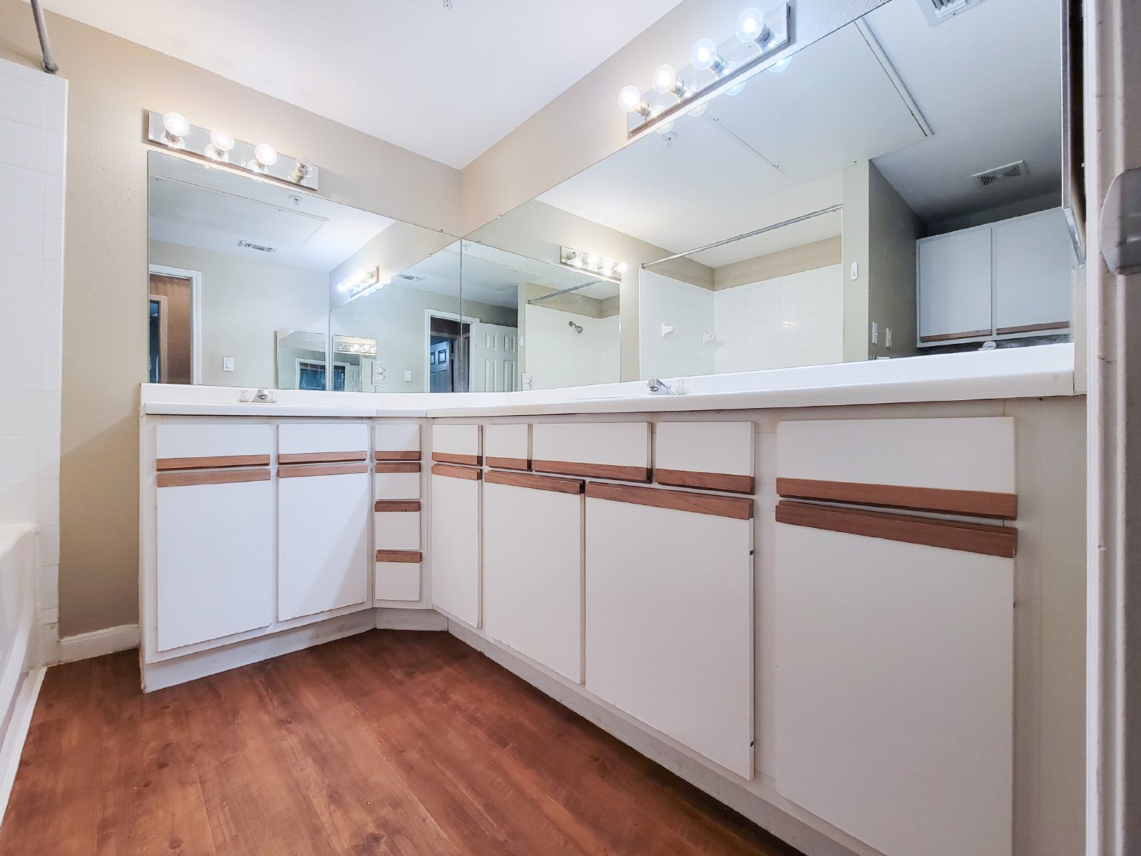 2 Bed Condo for Rent in Houston TX 77054 Near Medical Center + METRORail property image