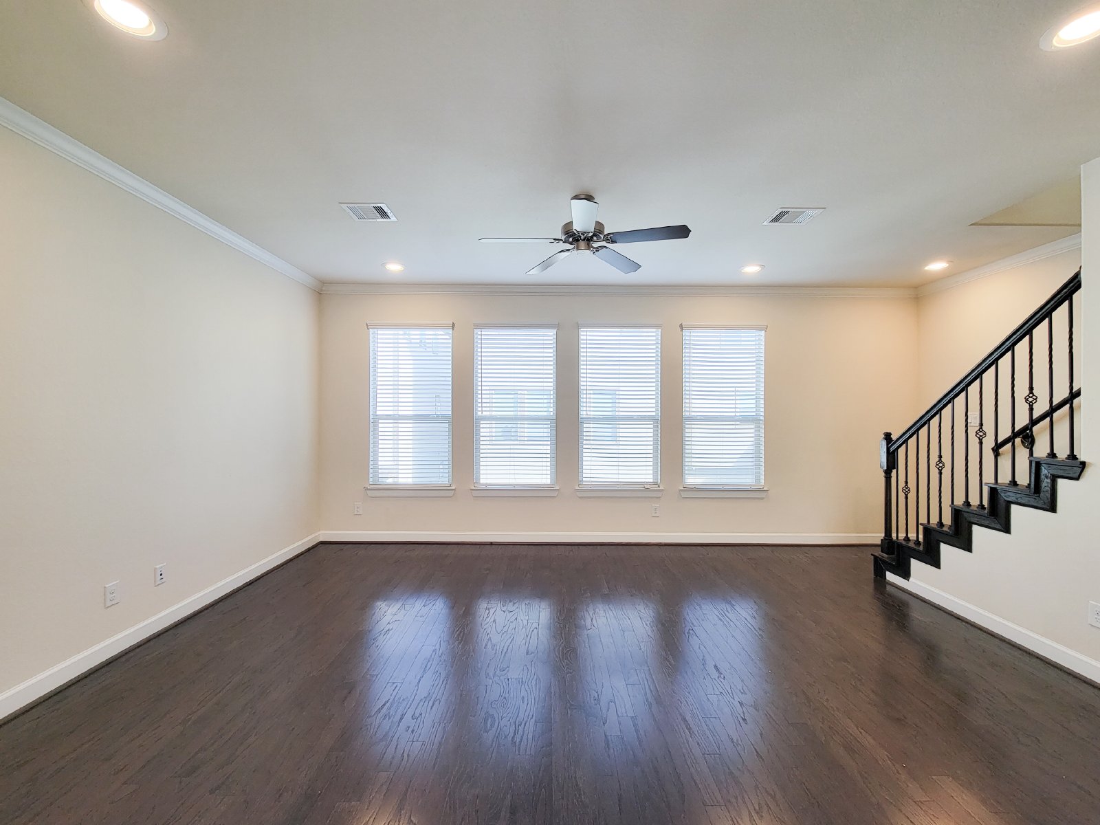 4 Bed Townhouse Condo for Rent in Houston TX 77043 – Spring Branch property image