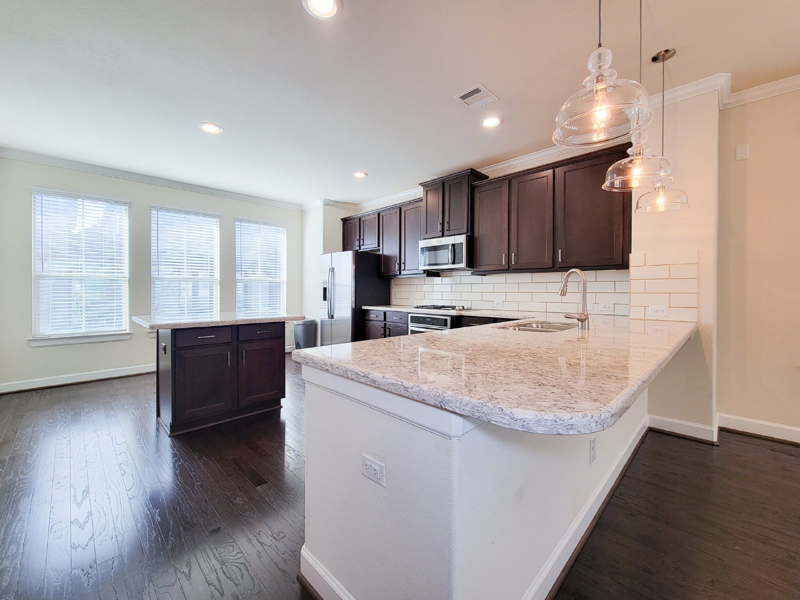 4 Bed Townhouse Condo for Rent in Houston TX 77043 – Spring Branch property image