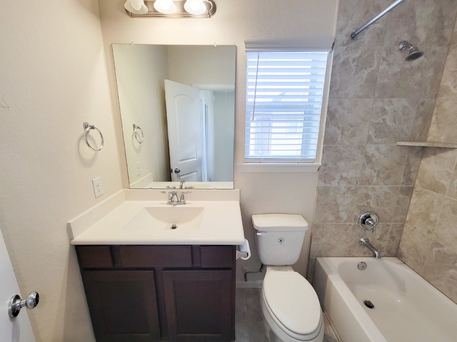 4 Bed Townhouse Condo for Rent in Houston TX 77043 – Spring Branch property image