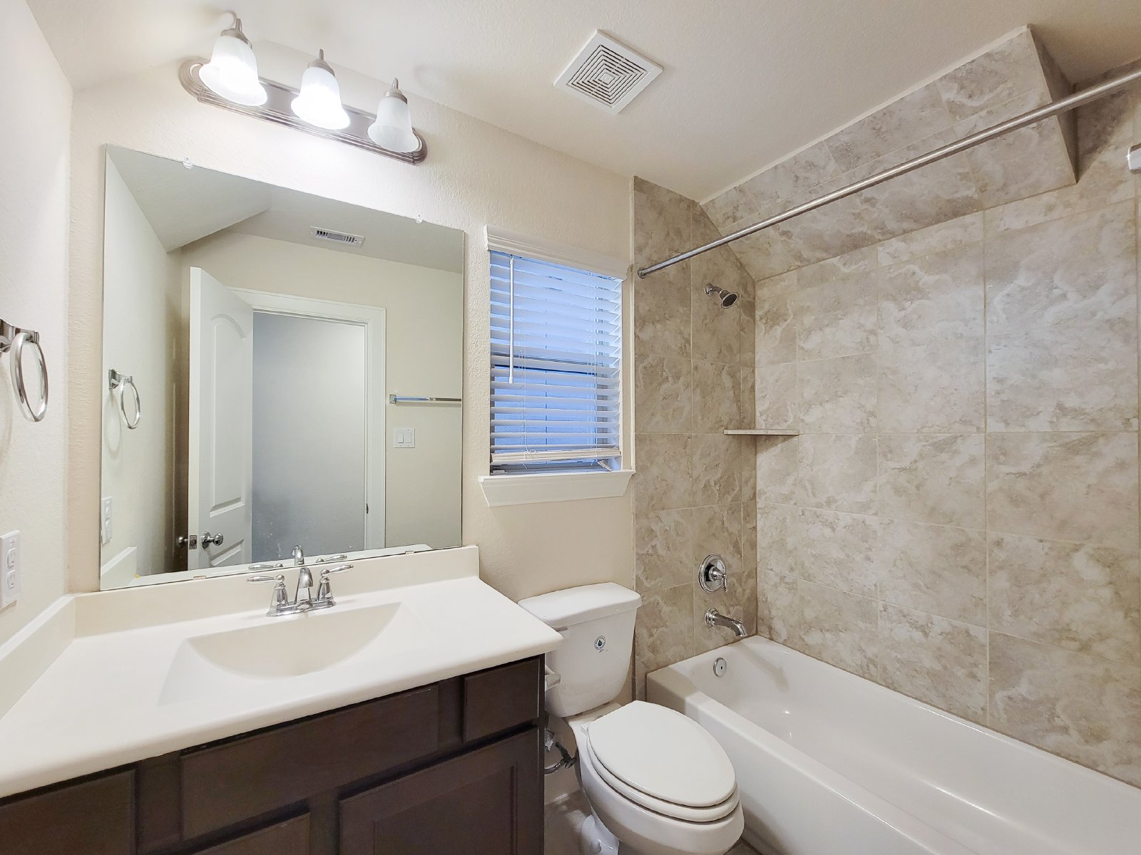 4 Bed Townhouse Condo for Rent in Houston TX 77043 – Spring Branch property image