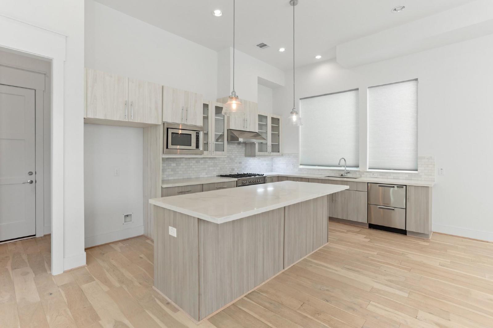 3 Bed Single-Family Home for Rent in Houston TX 77080 – Avondale Square property image