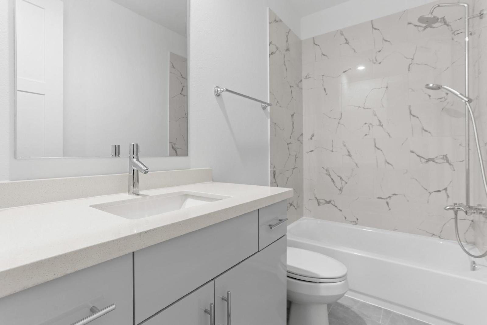 3 Bed Single-Family Home for Rent in Houston TX 77080 – Avondale Square property image