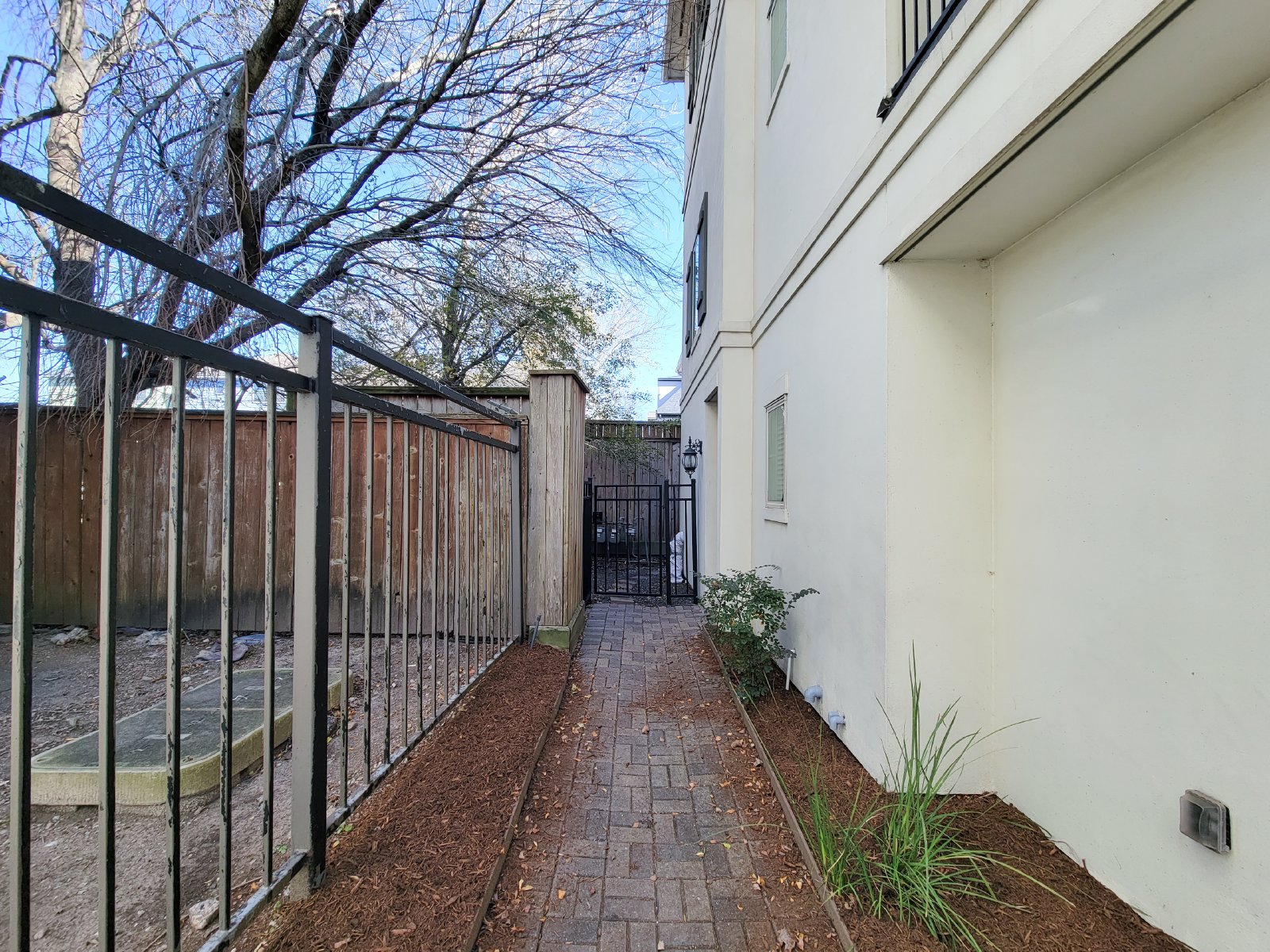 3-Bed, 3.5-Bath Home for Rent in Houston 77021 – Private Museum District Enclave property image