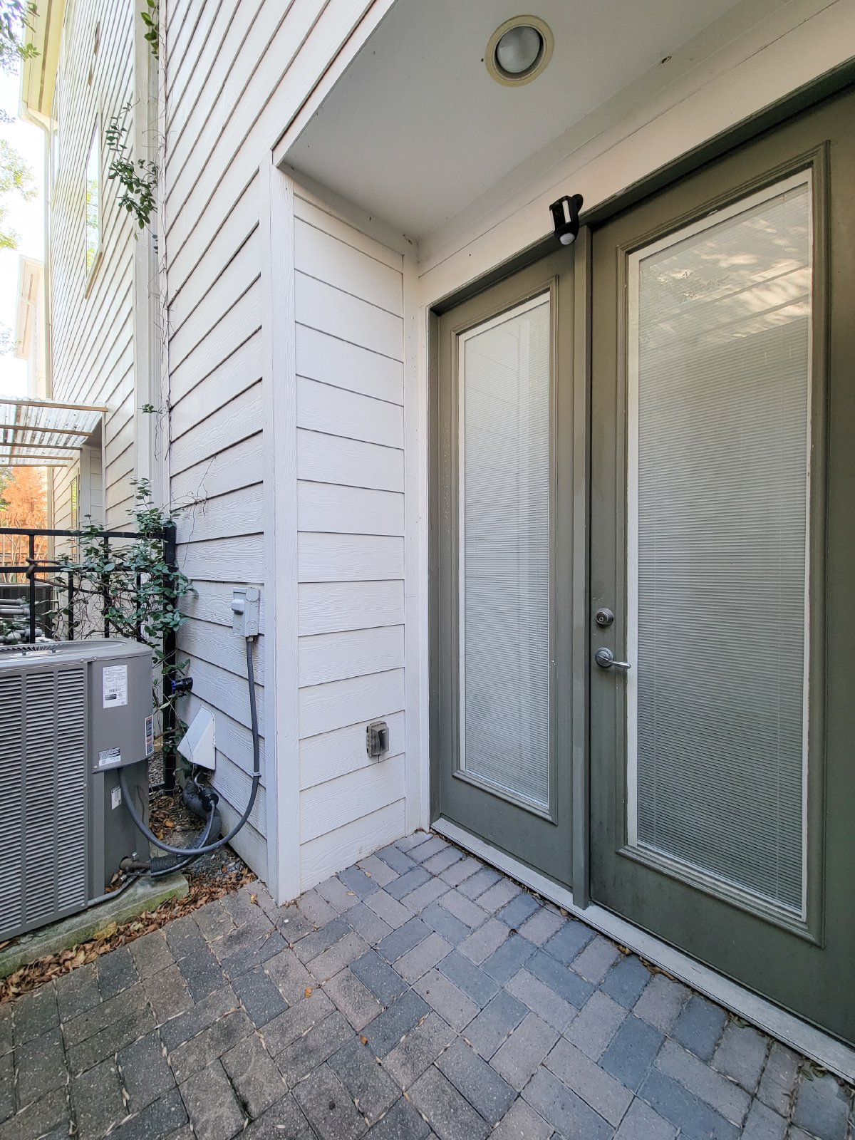 3-Bed, 3.5-Bath Home for Rent in Houston 77021 – Private Museum District Enclave property image