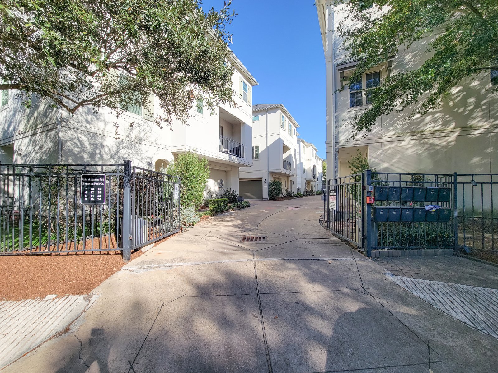 3-Bed, 3.5-Bath Home for Rent in Houston 77021 – Private Museum District Enclave property image