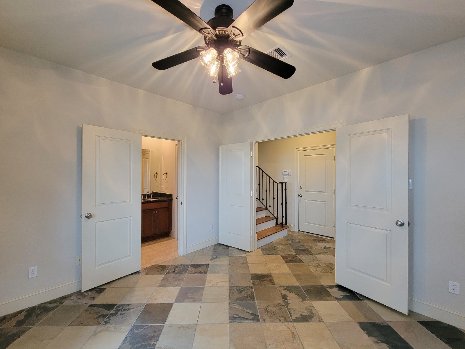 3 Bed Townhouse with Rooftop Patio + Pool in 77007 (Washington East/Sabine) property image