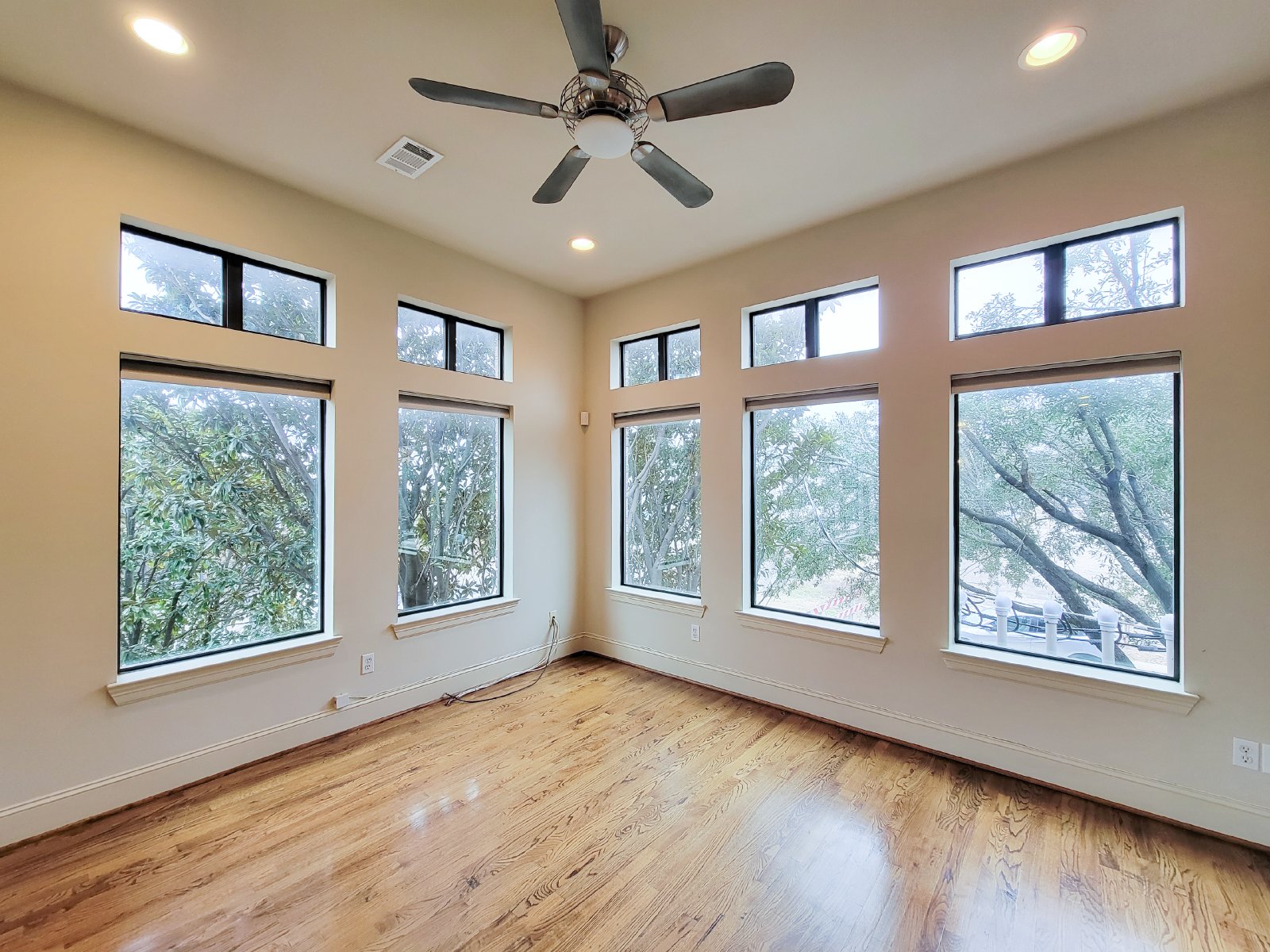 3 Bed Townhouse with Rooftop Patio + Pool in 77007 (Washington East/Sabine) property image