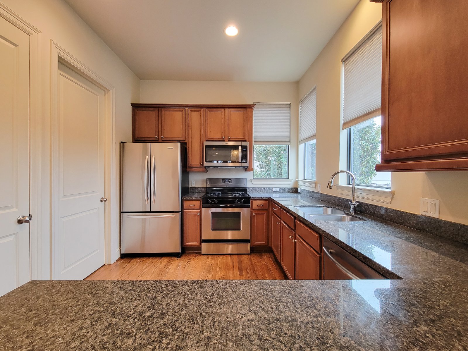 3 Bed Townhouse with Rooftop Patio + Pool in 77007 (Washington East/Sabine) property image