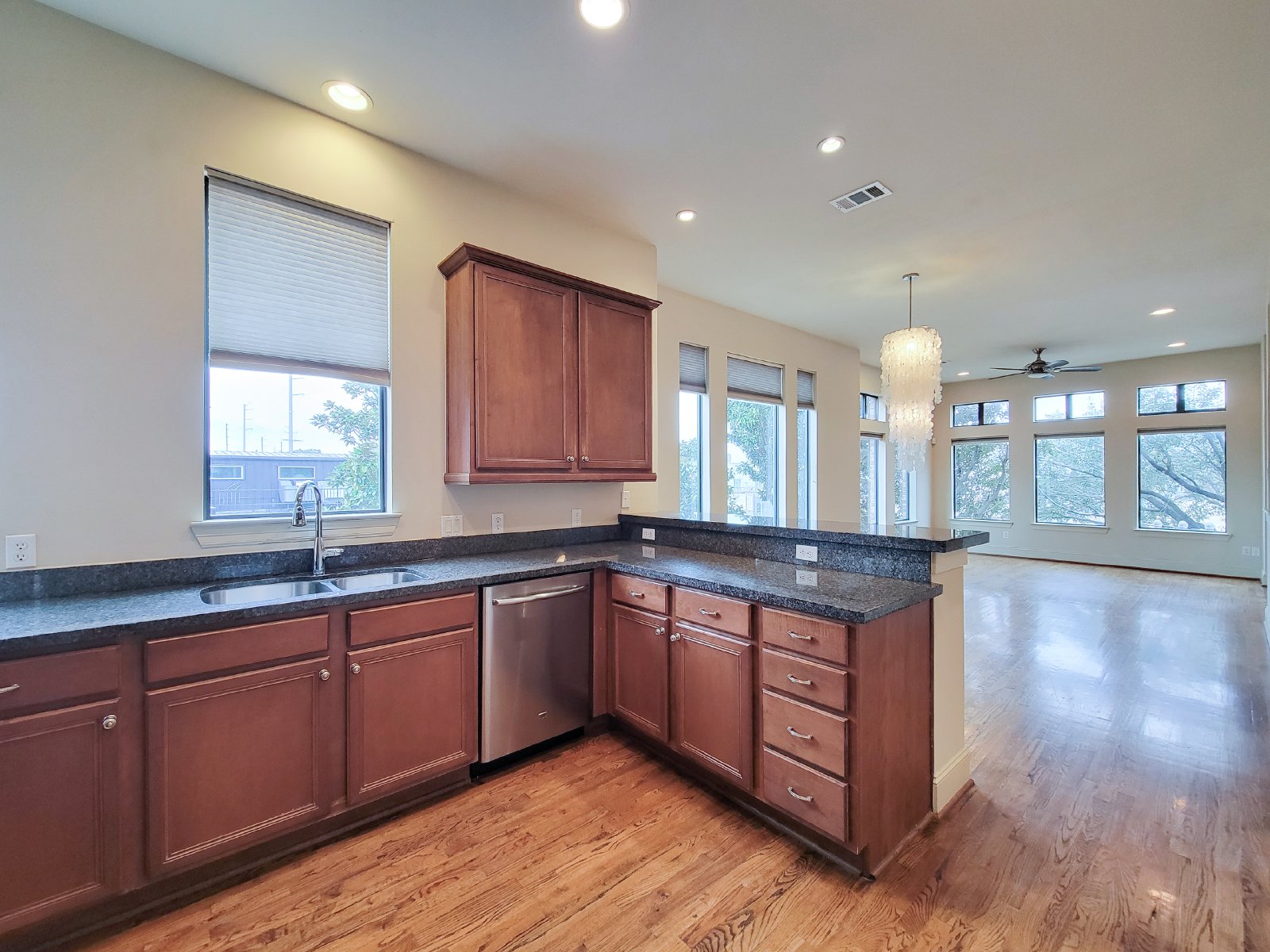 3 Bed Townhouse with Rooftop Patio + Pool in 77007 (Washington East/Sabine) property image