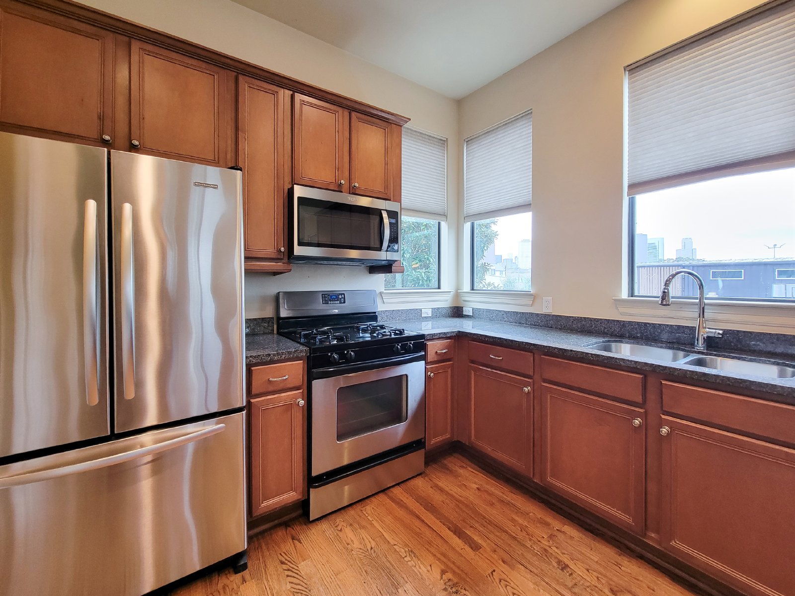 3 Bed Townhouse with Rooftop Patio + Pool in 77007 (Washington East/Sabine) property image