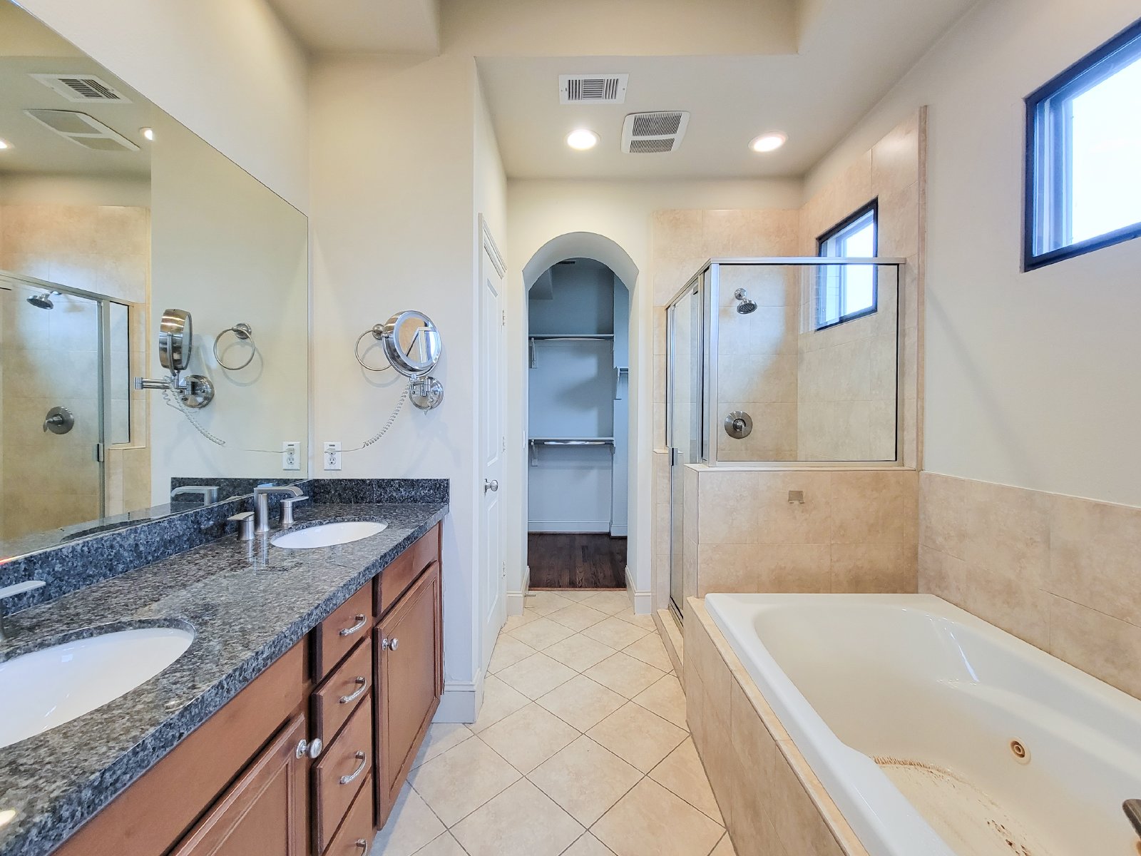 3 Bed Townhouse with Rooftop Patio + Pool in 77007 (Washington East/Sabine) property image