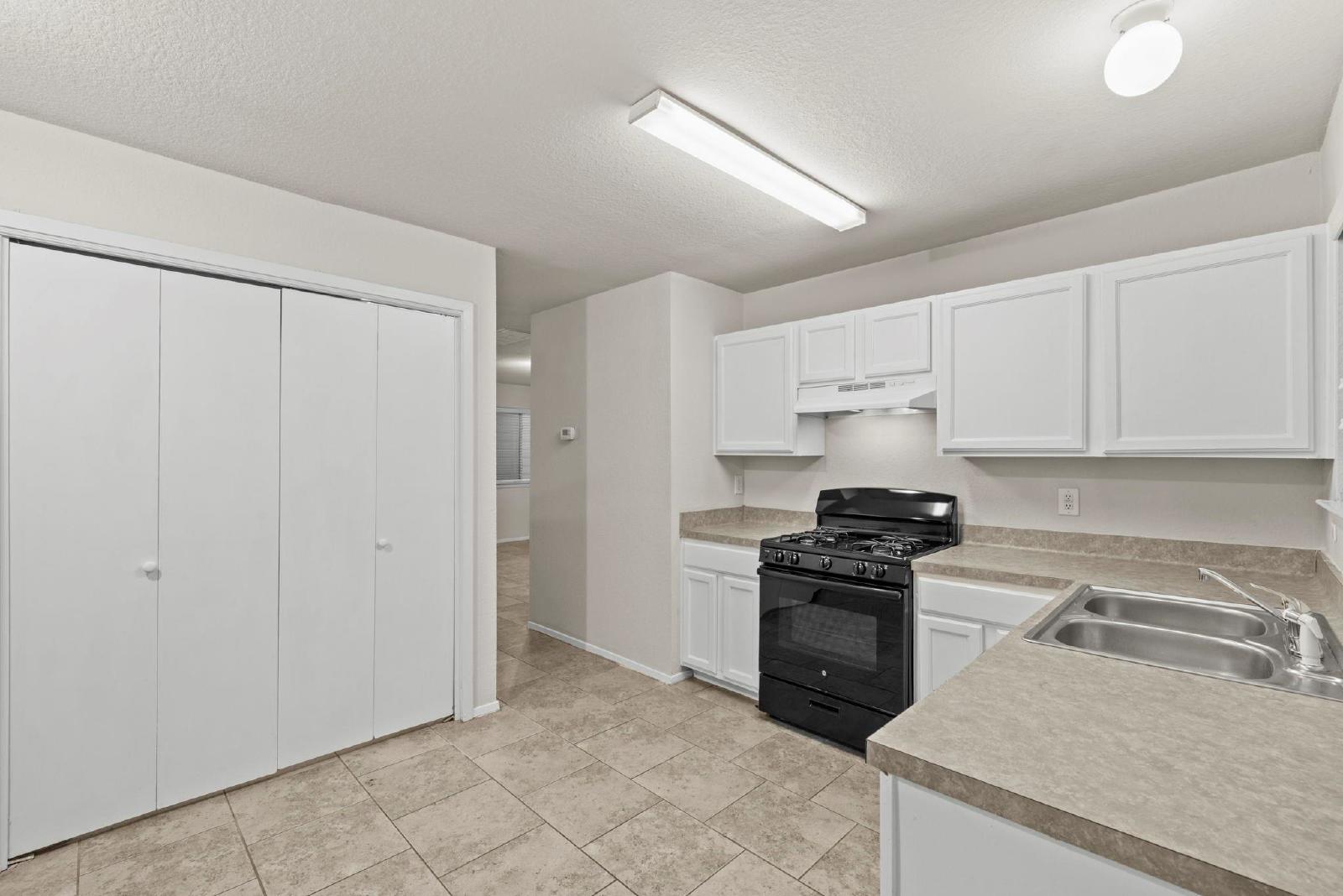 4 Bed Single-Family Home in City Park 77047 with Detached 2-Car Garage property image