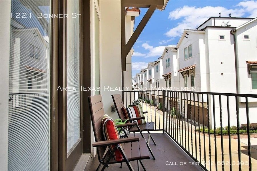 3 Bed Single-Family Home in Rice Military – Houston TX 77007 property image