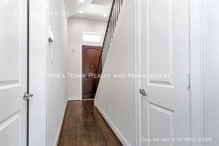 3 Bed Single-Family Home in Rice Military – Houston TX 77007 property image