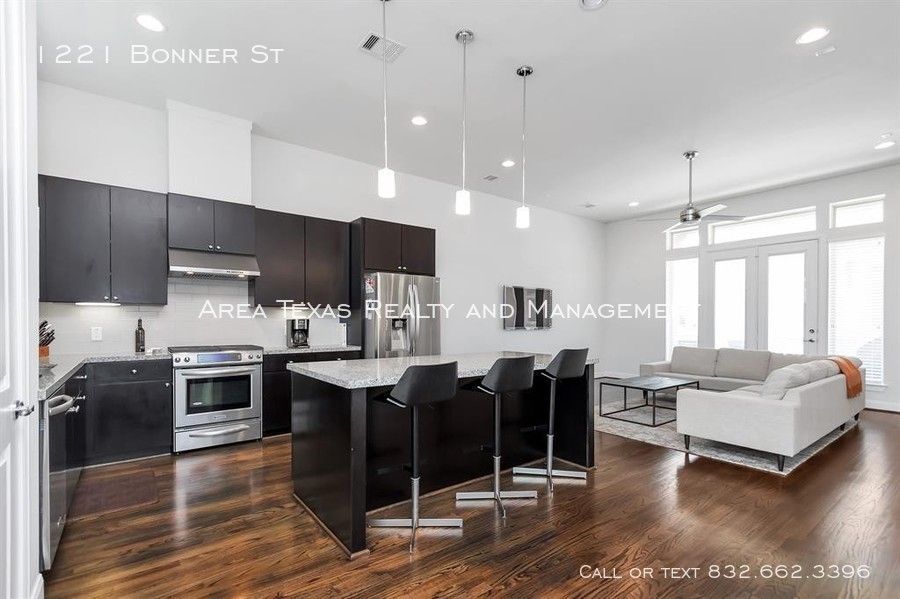 3 Bed Single-Family Home in Rice Military – Houston TX 77007 property image