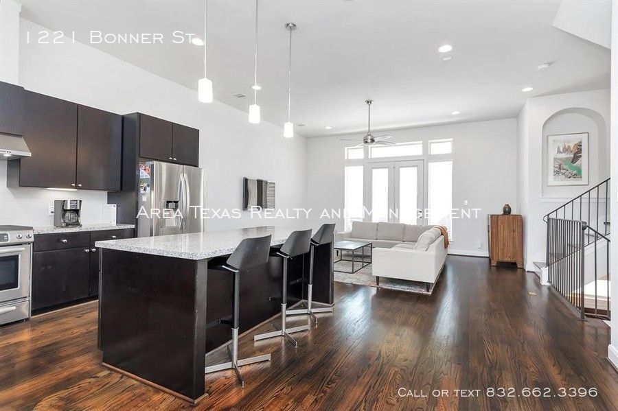 3 Bed Single-Family Home in Rice Military – Houston TX 77007 property image