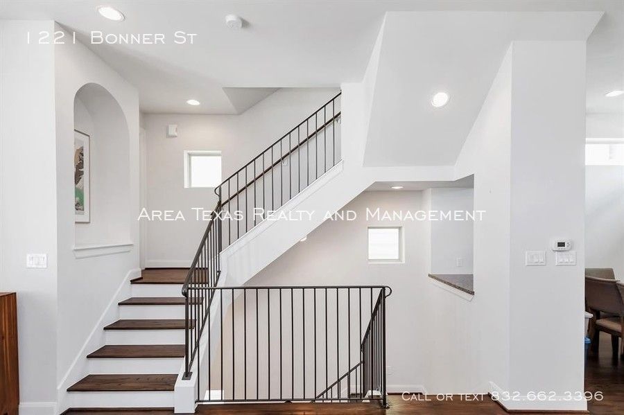 3 Bed Single-Family Home in Rice Military – Houston TX 77007 property image