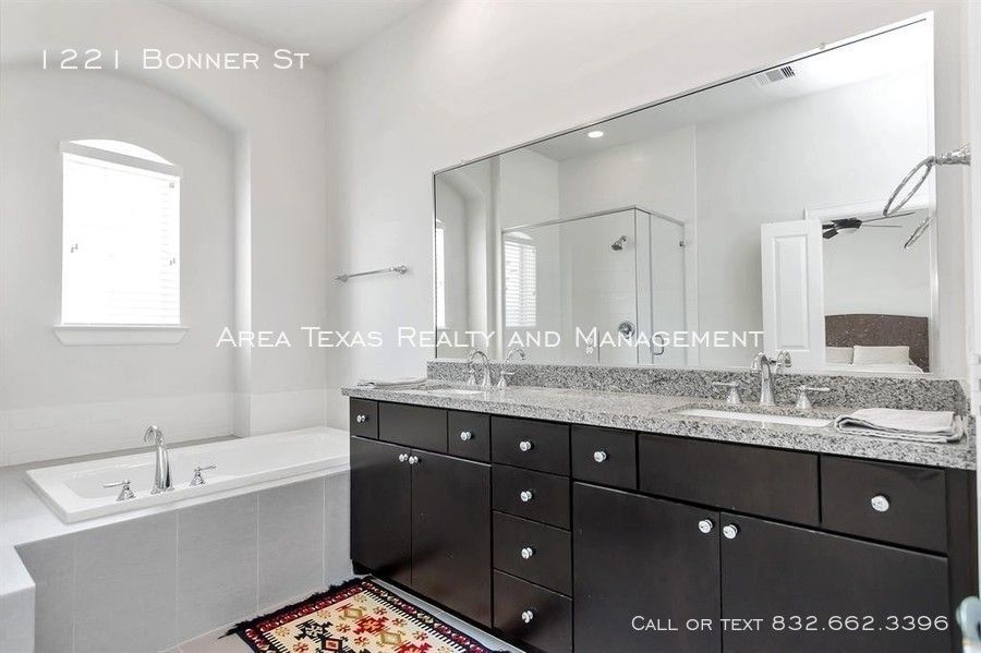 3 Bed Single-Family Home in Rice Military – Houston TX 77007 property image