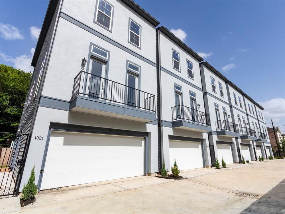 3-Bed, 3.5-Bath Home for Rent in Houston 77008 – Contemporary Three-Story Design property image