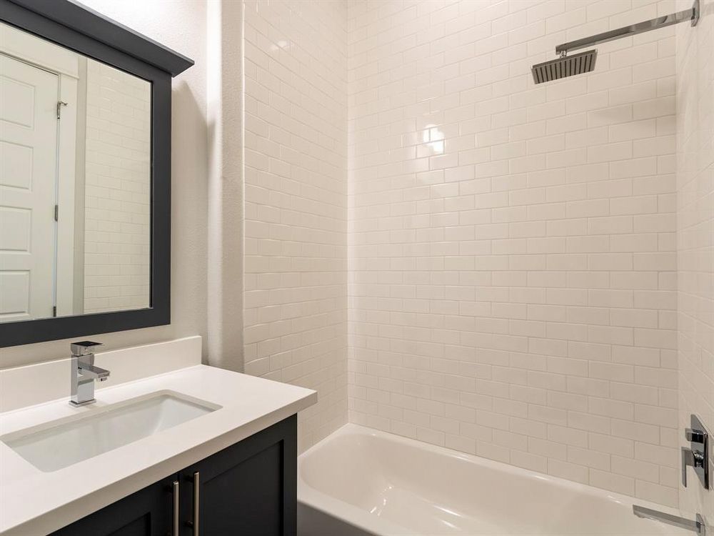 3-Bed, 3.5-Bath Home for Rent in Houston 77008 – Contemporary Three-Story Design property image